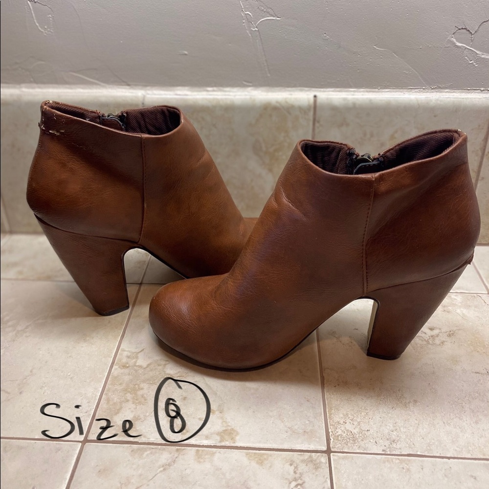 Brown leather  Steve Madden booties 8W